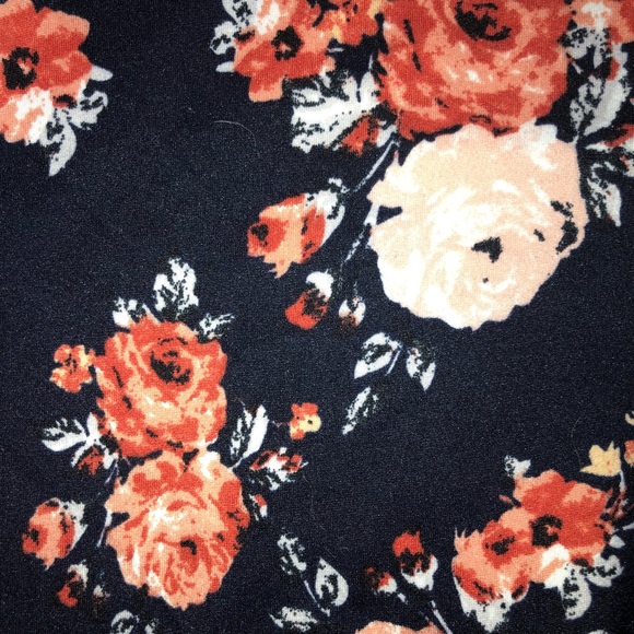 (Sold)Try this Floral off shoulder top L - Picture 2 of 5